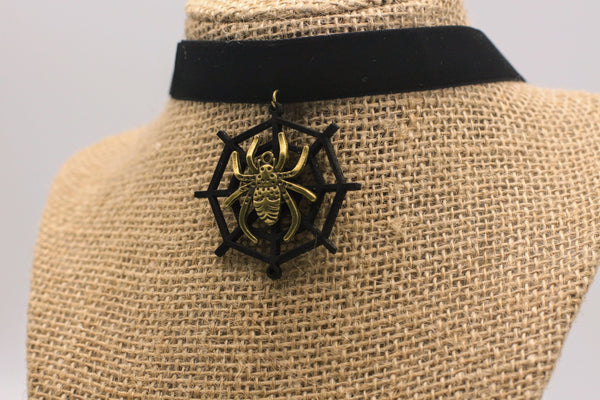 Black Velvet Spider Choker: Gothic Lace Necklace