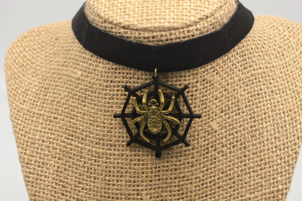 Black Velvet Spider Choker: Gothic Lace Necklace