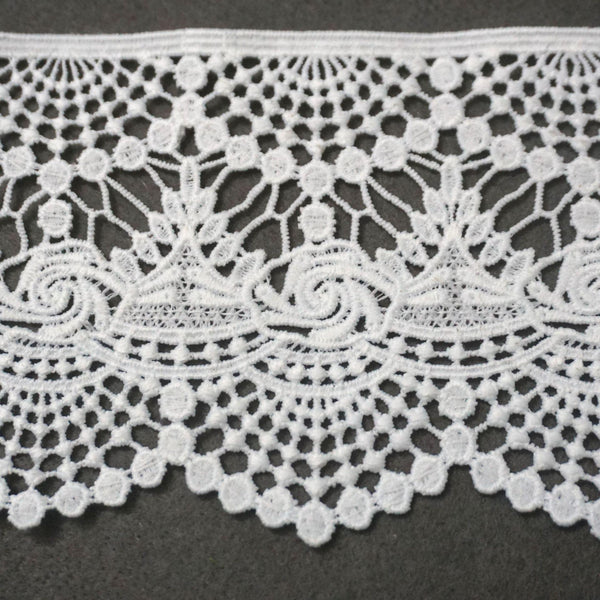 Venice Lace Trim: Off-White Vintage Scalloped Edge Ribbon