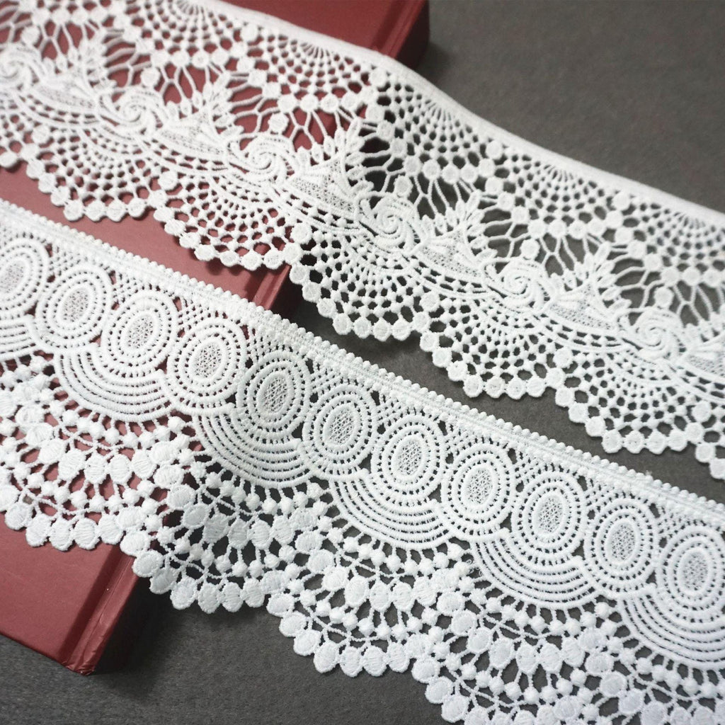 Venice Lace Trim: Off-White Vintage Scalloped Edge Ribbon