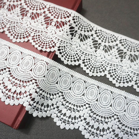 Venice Lace Trim: Off-White Vintage Scalloped Edge Ribbon