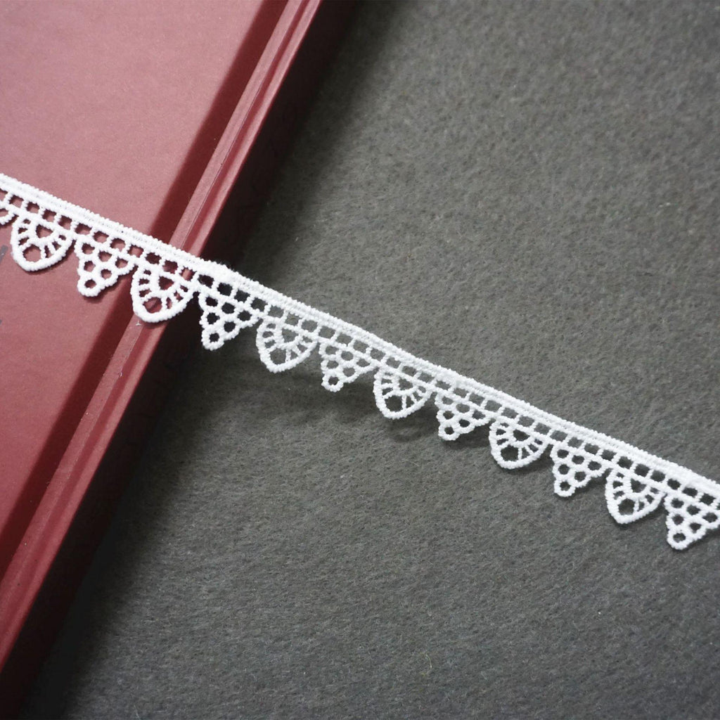 Off White Venice Lace Trim: Scalloped Edge, Vintage Style (1/2 Inch)
