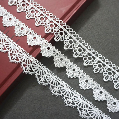 Off White Venice Lace Trim: Scalloped Flower, 1 Inch Wide