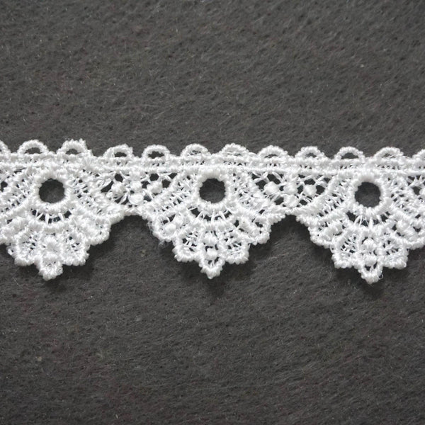Off White Venice Lace Trim: Scalloped Flower, 1 Inch Wide