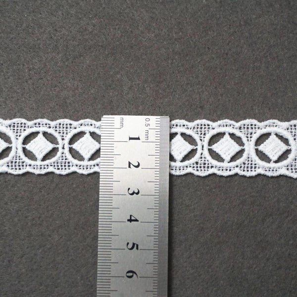 Venice Lace Trim: Off-White Round Pattern, 1-Inch Wide