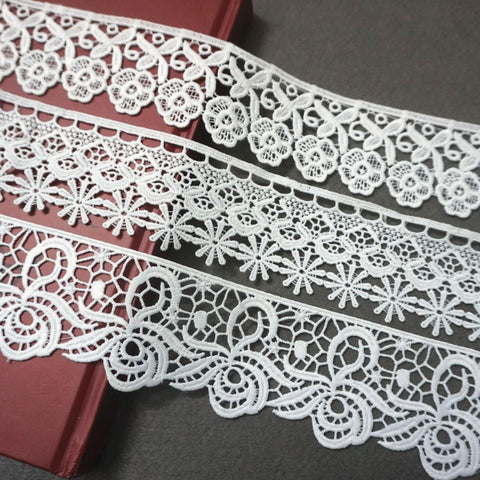 Vintage Venice Lace Trim: Off-White Floral Patterns, 1 Yard
