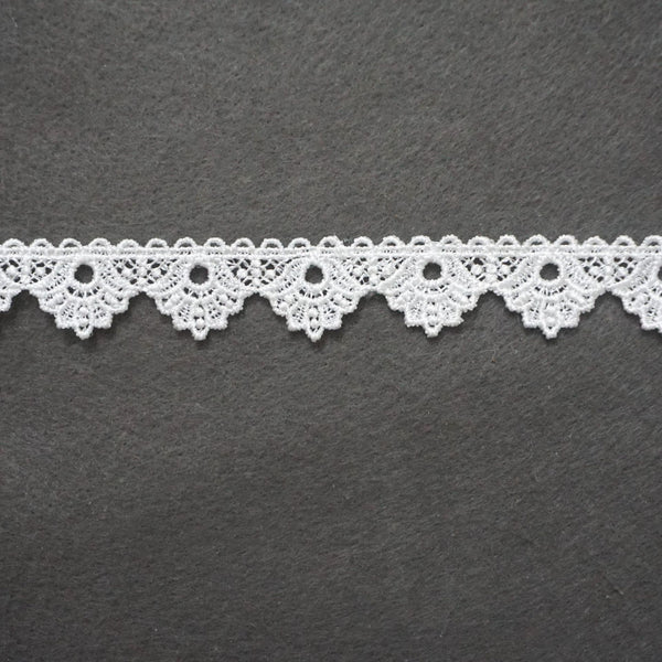 Off White Venice Lace Trim: Scalloped Flower, 1 Inch Wide