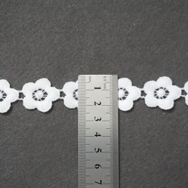 Venice Lace Trim: Round Flower Pattern, Off-White DIY Decor