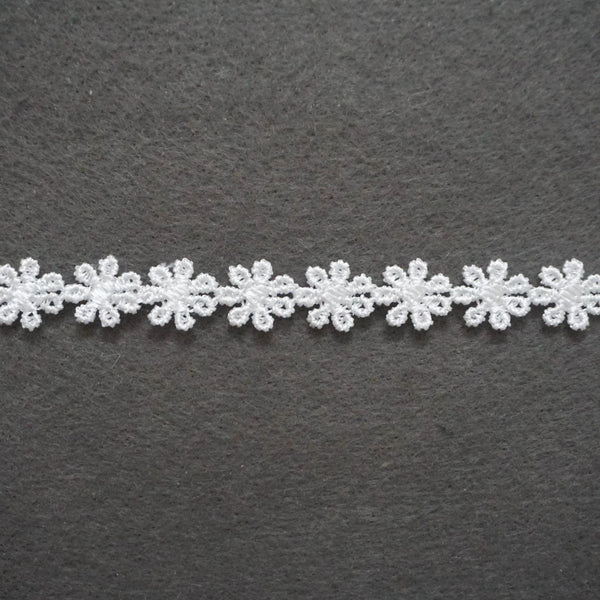 Off-White Venice Lace Trim: Floral Scalloped Guipure Bridal Lace - 1/2 inch