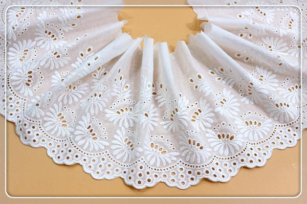 Scalloped Edge Cotton Lace Trim: Elegant Sewing & Craft Décor