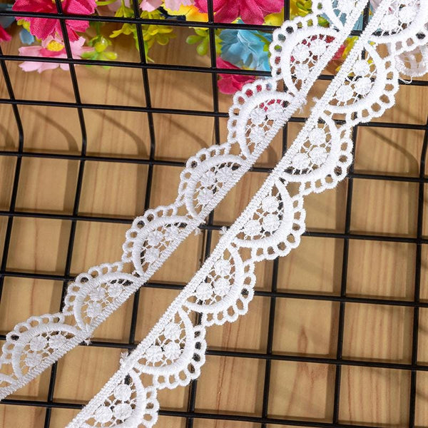 Cotton Venice Lace Trim: 4 1/4" Scalloped Victorian Guipure