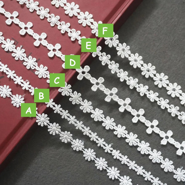 Off-White Venice Lace Trim: Floral Scalloped Guipure Bridal Lace - 1/2 inch
