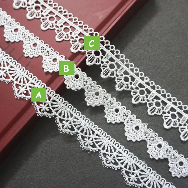 Off White Venice Lace Trim: Scalloped Flower, 1 Inch Wide